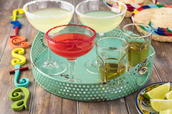 Fiesta Asztal Közelsége Változatos Margarita Koktélokkal — Stock Fotó