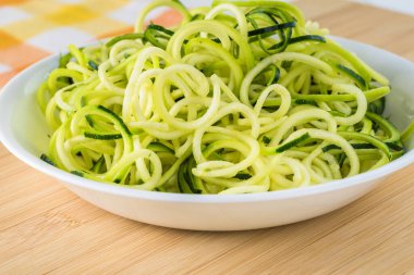 Kabak erişteli salata - sarmal kabak ve beyaz tabak..