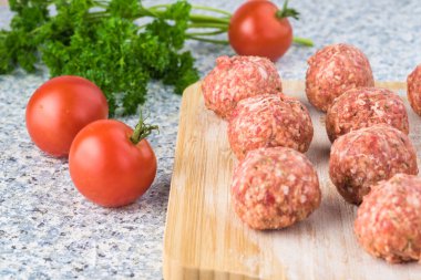 Kesme tahtasındaki çiğ köfteler.