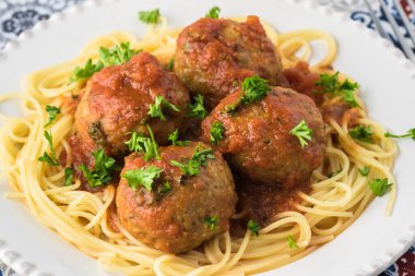 Marinara soslu spagetti ve köfte tabağı..