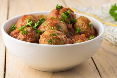 Marinara soslu köfteli kase..