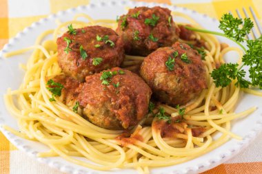 Marinara soslu spagetti ve köfte tabağı..