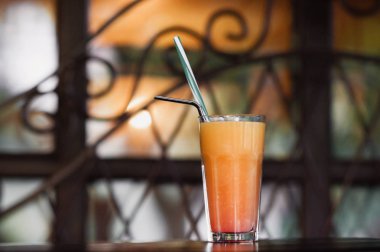 saydam bir cam suyu tablodur