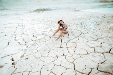 Vücudun su plaj yakınında bir kız