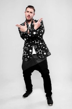 adam Studio gri arka plan üzerinde; bir ceketli adamı; 