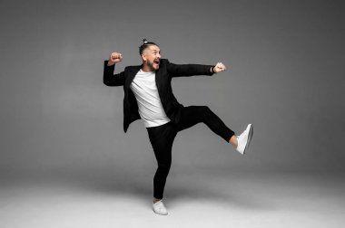 gri bir arka plan üzerinde siyah yürekleri tişörtlü duygusal adam