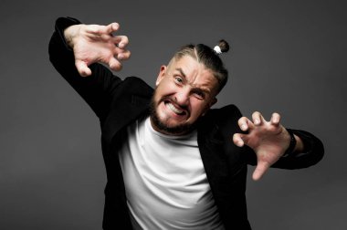 gri bir arka plan üzerinde siyah yürekleri tişörtlü duygusal adam