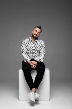 gri bir arka plan üzerinde siyah yürekleri tişörtlü duygusal adam