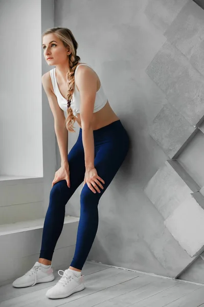 Spor kız fitness egzersizleri gösterir