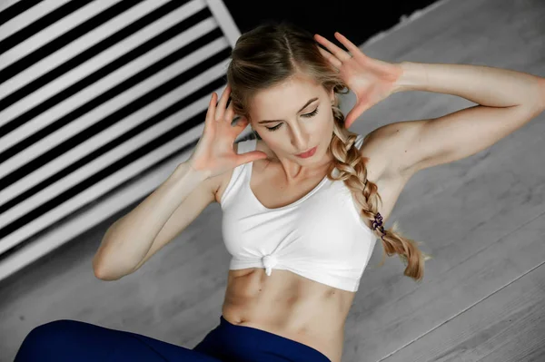 Spor kız fitness egzersizleri gösterir