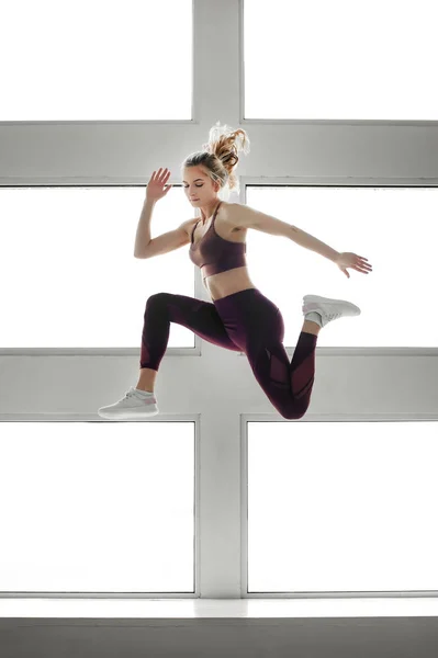 Spor kız fitness egzersizleri gösterir