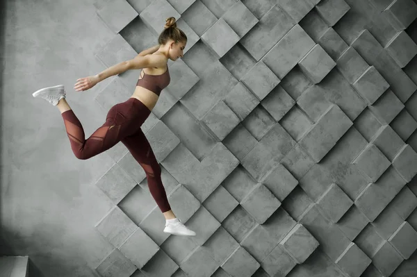 Spor kız fitness egzersizleri gösterir