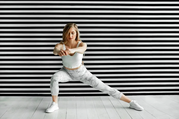 Spor kız fitness egzersizleri gösterir