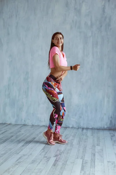 Spor Kıyafetli Güzel Bir Kız Duvarın Karşısında Dans Ediyor — Stok fotoğraf