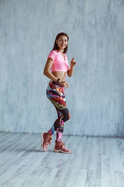 Spor Kıyafetli Güzel Bir Kız Duvarın Karşısında Dans Ediyor — Stok fotoğraf