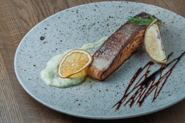 Soslu ızgara somon bifteği.