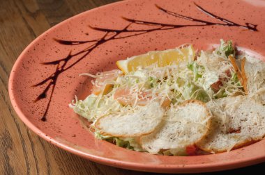 Somon dilimli sebze salatası.