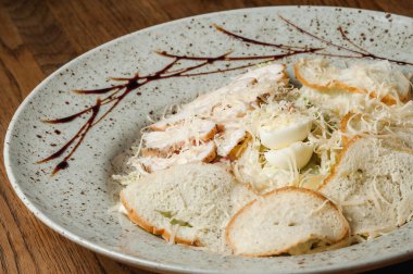 Tavuk, domates, ekmek, peynir ve sebzeli salata.