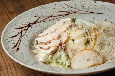 Tavuk, domates, ekmek, peynir ve sebzeli salata.