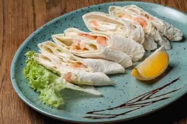 Somon ve peynirli doğranmış pita ekmeği.