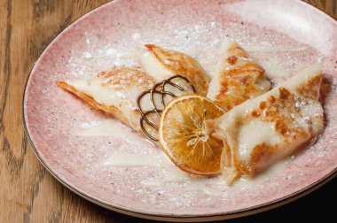 gözlemeler yoğunlaştırılmış sütle serpilmiştir.