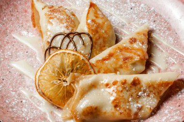 gözlemeler yoğunlaştırılmış sütle serpilmiştir.