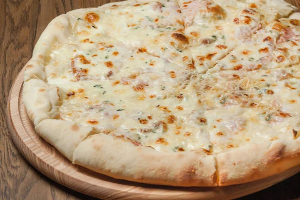 Pizza Drewnianej Tacy Stoi Drewnianym Stole — Zdjęcie stockowe