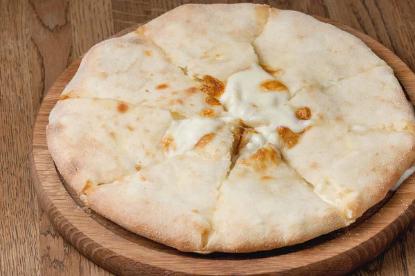 Tahta tepside peynirli Khachapuri.