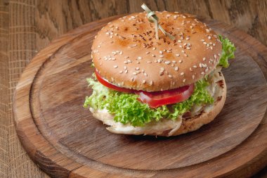 Tahta tepside mandallı hamburger.