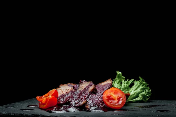 Pieczone Mięso Warzywami Czarnym Tle — Zdjęcie stockowe