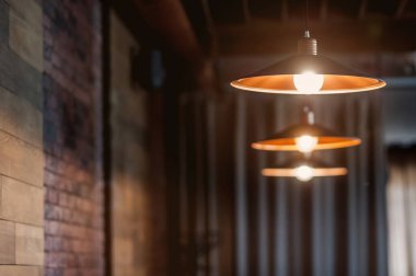 Kafenin içinde tavanın altında sıcak lambalar var.