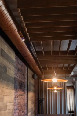 Kafenin içinde tavanın altında sıcak lambalar var.