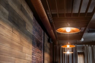 Kafenin içinde tavanın altında sıcak lambalar var.