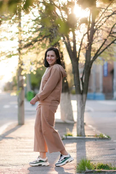 Dark Haired Girl Walks City Posing Beige Suit — Stock Photo, Image