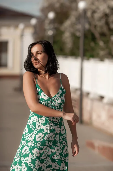 Dark Haired Girl Walks City Posing Turquoise Dress — Stock Photo, Image