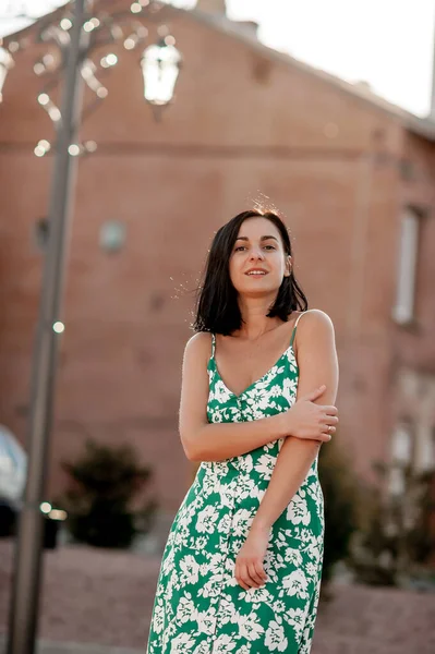 Donkerharig Meisje Loopt Rond Stad Poseren Een Turquoise Jurk — Stockfoto