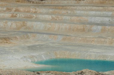 Kaolin taş ocağında turkuaz su ve beyaz sahil