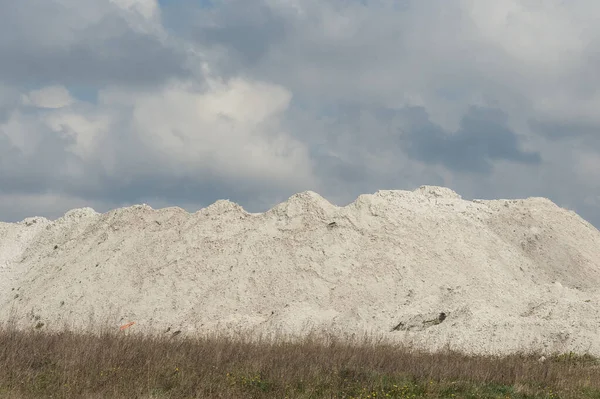 Kaolin Steinbruch Und Stürmischer Himmel — Stockfoto