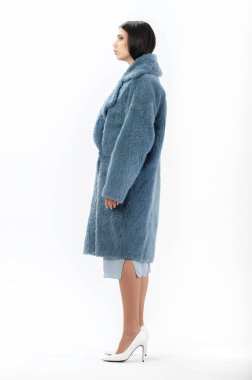 Katalog için beyaz arka planda kürklü bir kız.