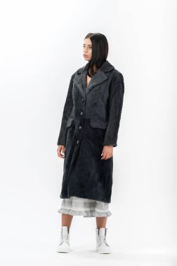 Katalog için beyaz arka planda kürklü bir kız.