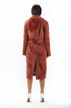 Katalog için beyaz arka planda kürklü bir kız.