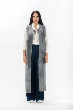 Katalog için beyaz arka planda kürklü bir kız.