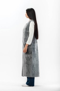 Katalog için beyaz arka planda kürklü bir kız.