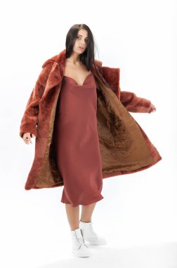 Katalog için beyaz arka planda kürklü bir kız.