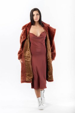 Katalog için beyaz arka planda kürklü bir kız.