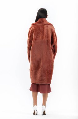 Katalog için beyaz arka planda kürklü bir kız.