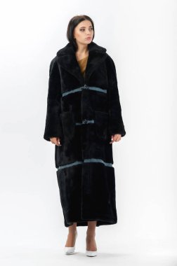 Katalog için beyaz arka planda kürklü bir kız.