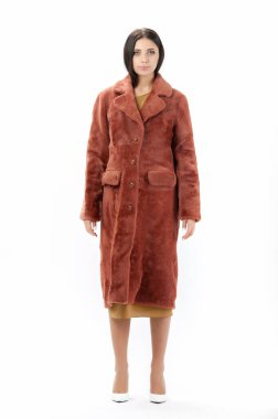 Katalog için beyaz arka planda kürklü bir kız.