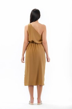 Esmer, beyaz arka planda bir katalog için kıyafetlerle poz veriyor.