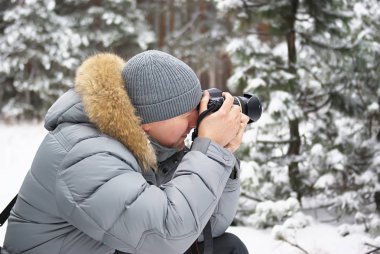 Kış orman adam fotoğrafçı